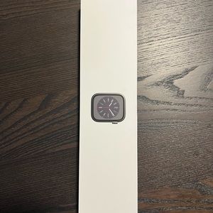 Selling my brand new Apple Watch series 8 45mm